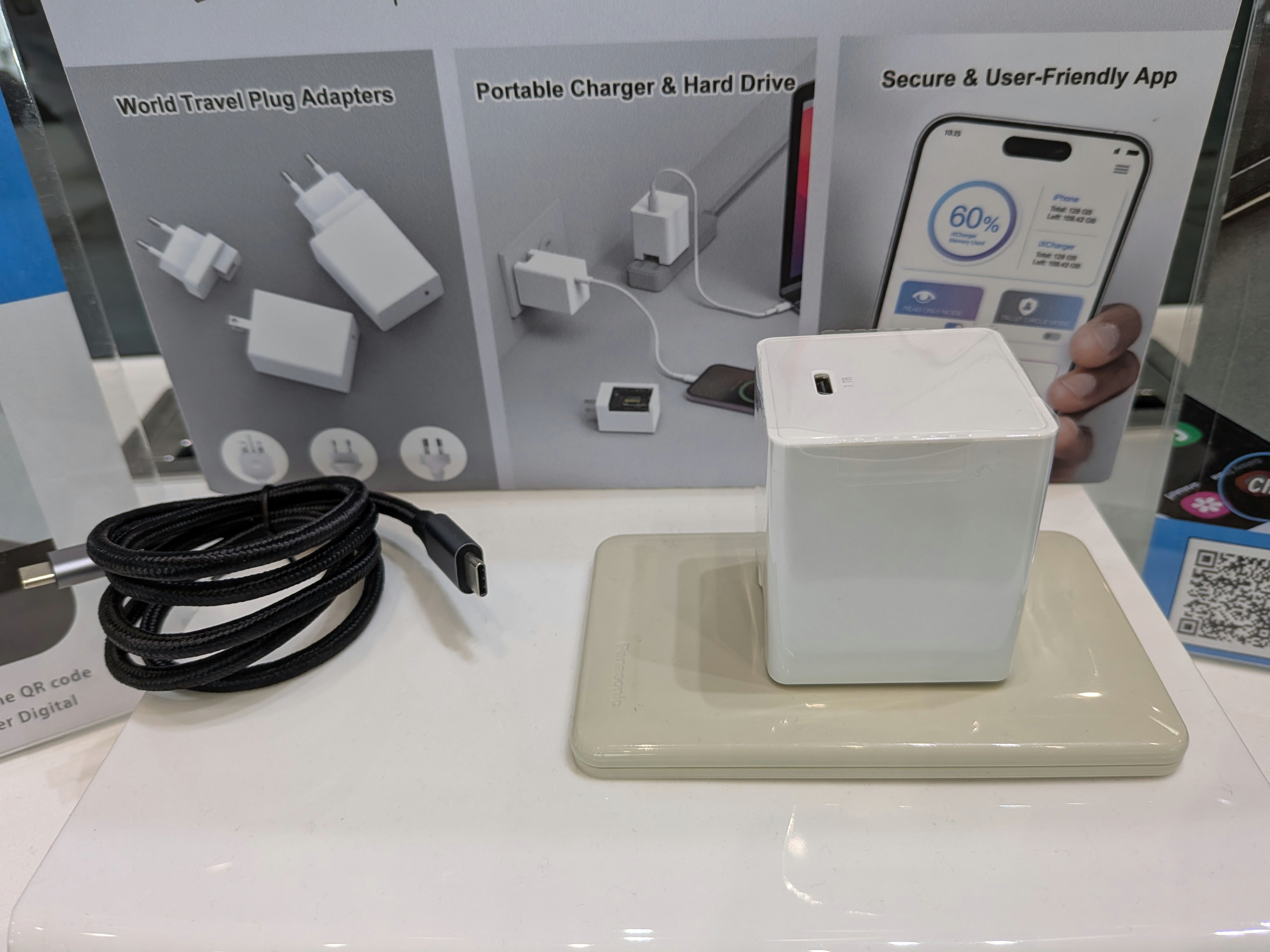 Le iXCharger 65W de Piodata recharge et sauvegarde simultanément votre iPhone. ©Nicolas Guyot pour Clubic