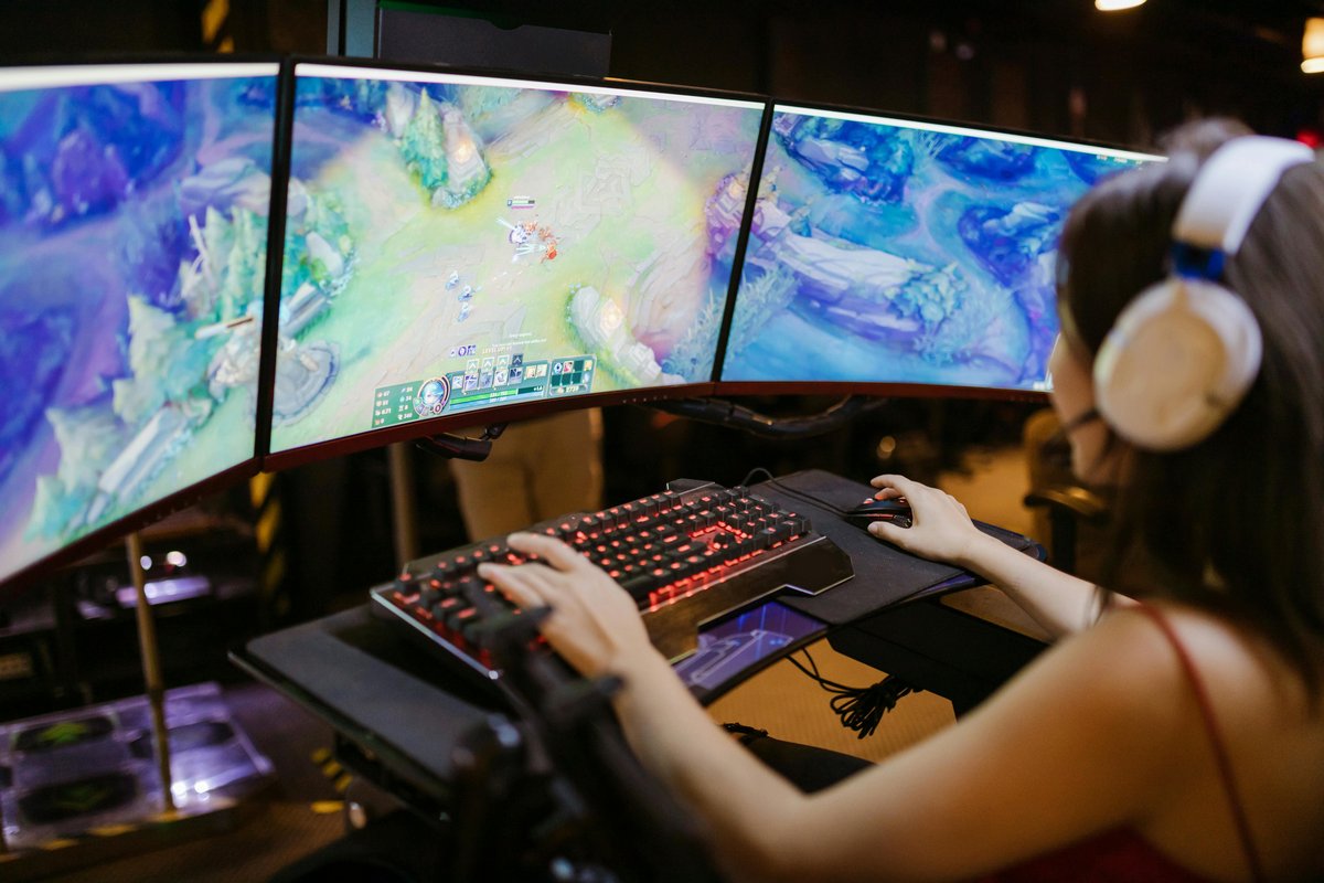 Surfshark vise les joueurs qui veulent des connexions simultanées illimitées et un tarif serré, tout en conservant de bons réflexes de ping. © RDNE Stock Project