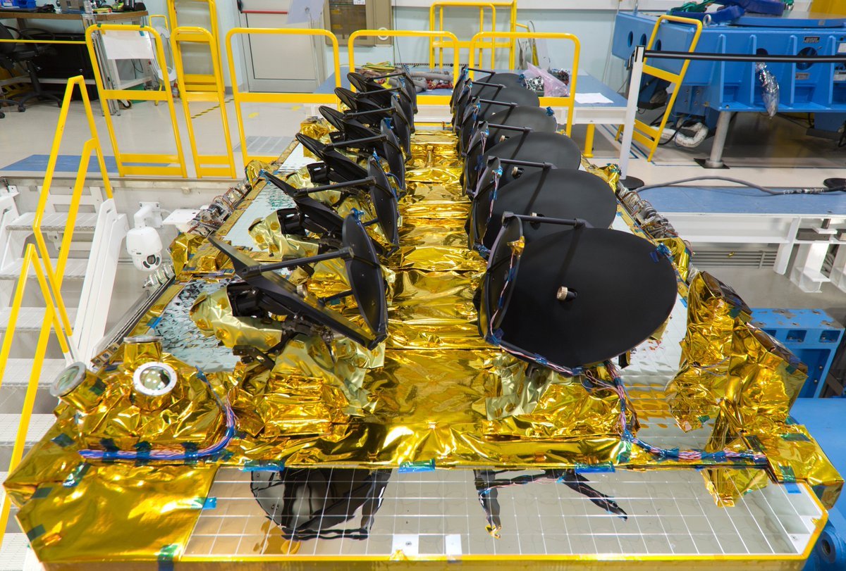 Zoom sur les 12 antennes orientables d'un satellite O3B. Crédits Thales Alenia Space