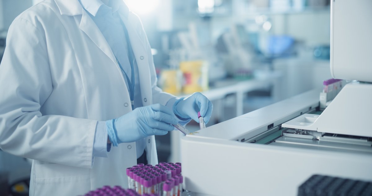 MOLEXA aide les chercheurs à « remonter le temps » pour retrouver la forme initiale d’une molécule. © Gorodenkoff / Shutterstock