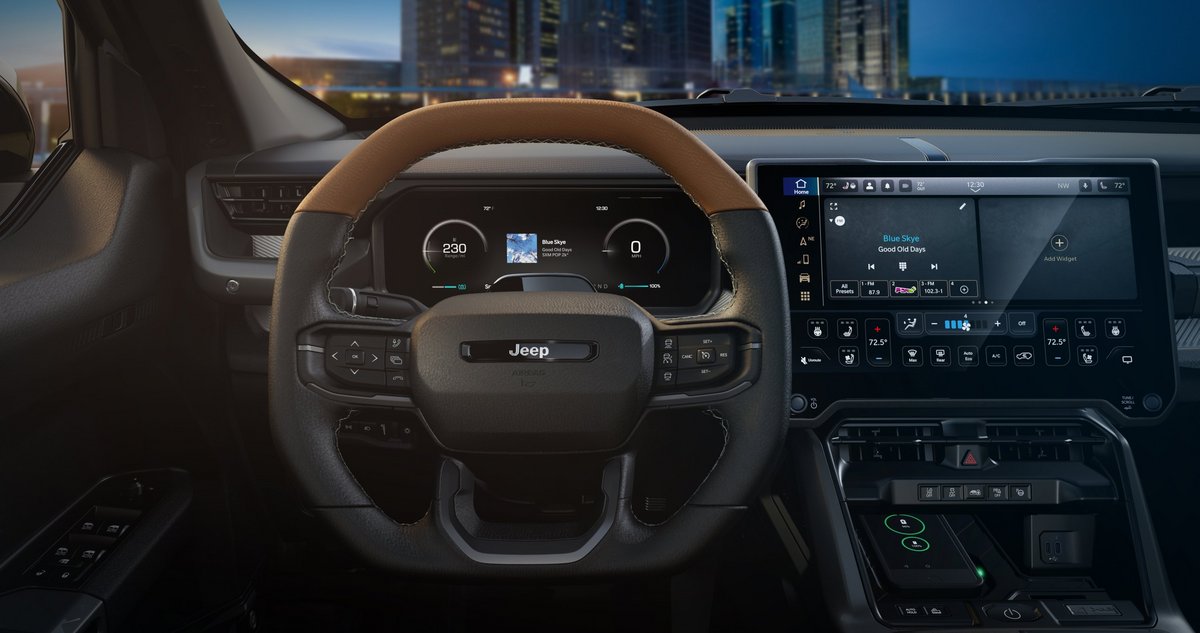 Deux écrans à bord, et beaucoup de fonctionnalités 100% tactiles. ©Jeep