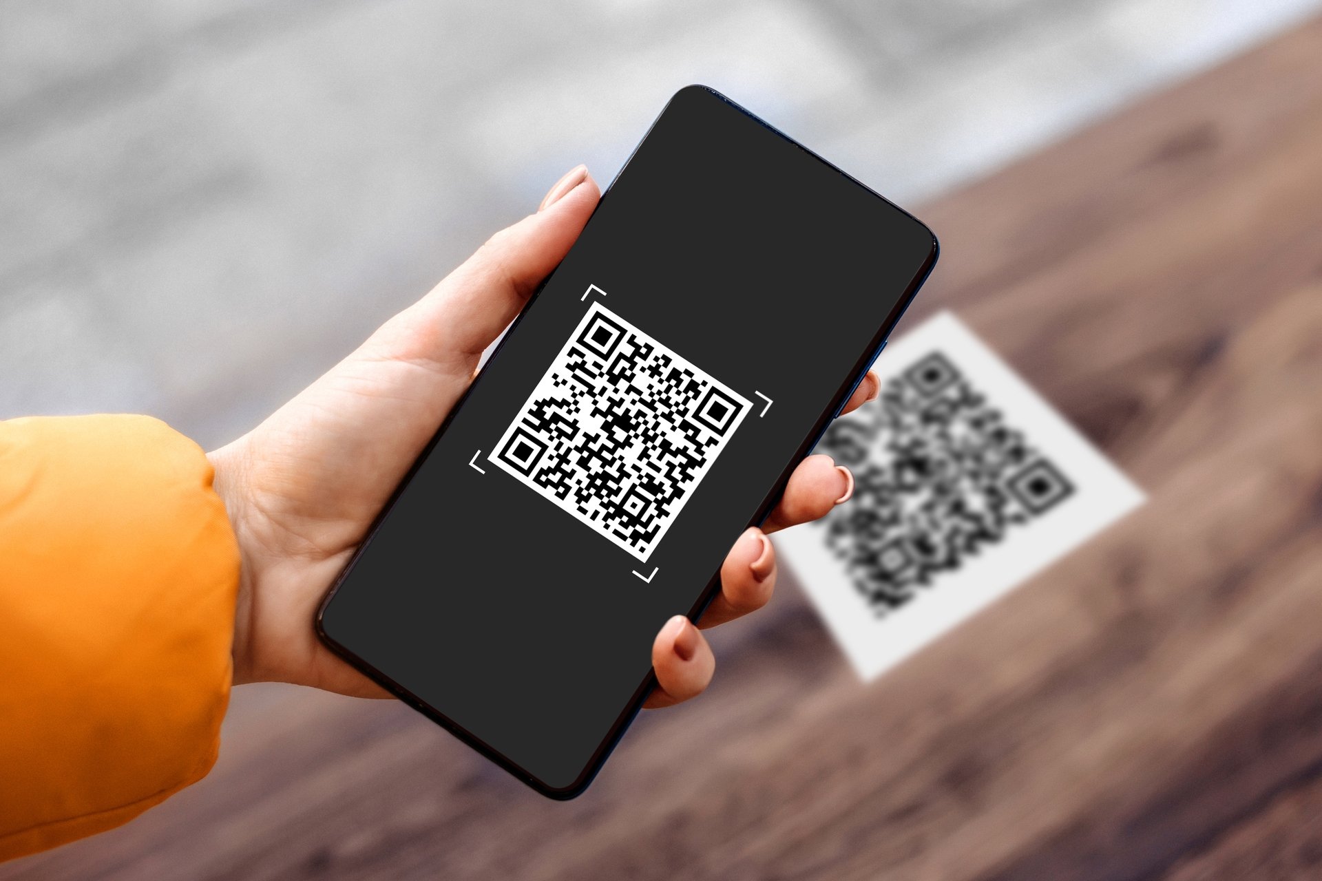 Un QR Code affiché sur un smartphone © Shutterstock