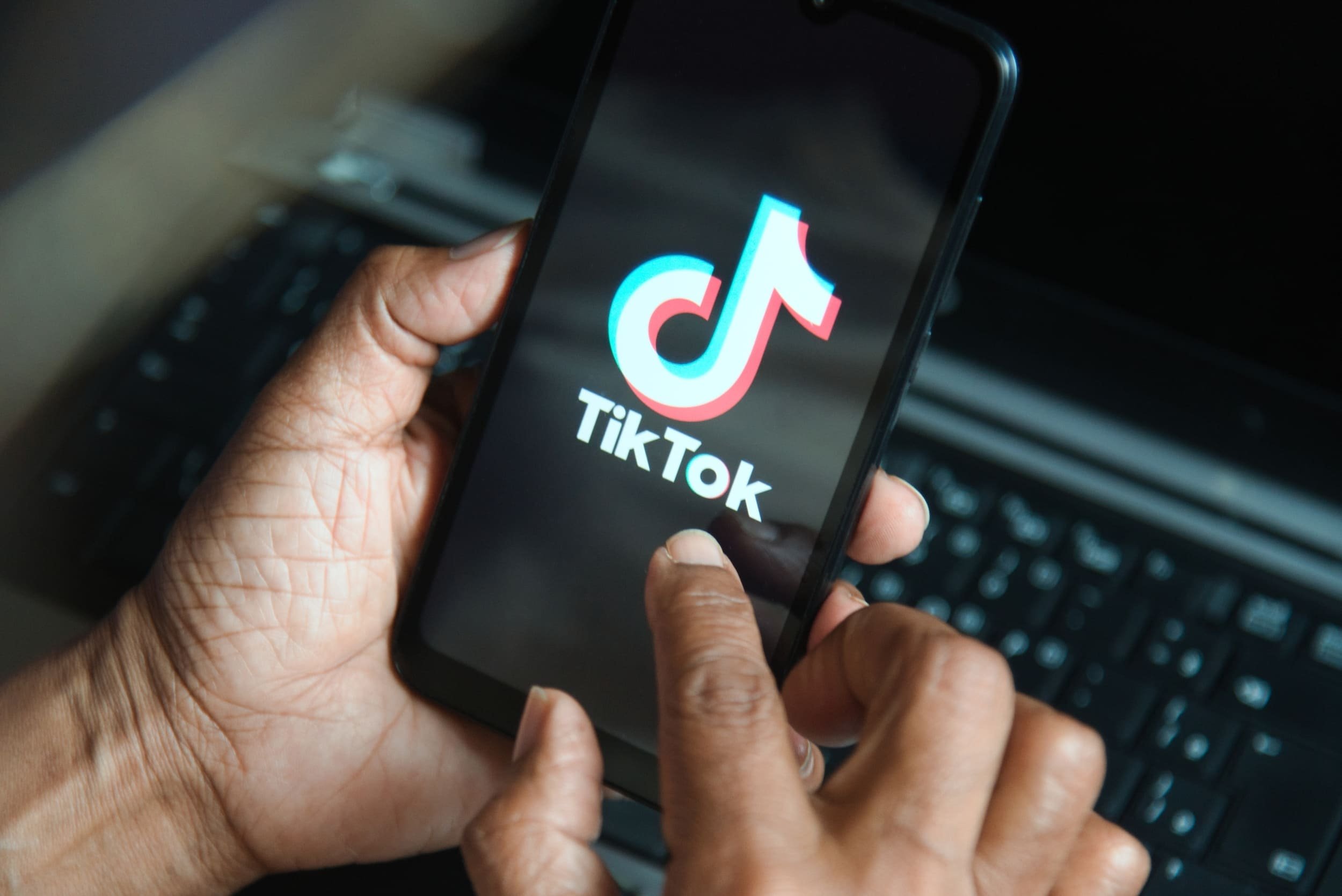 TikTok vient de se voir infliger une lourde amende en Europe. © Saulo Ferreira Angelo / Shutterstock.com