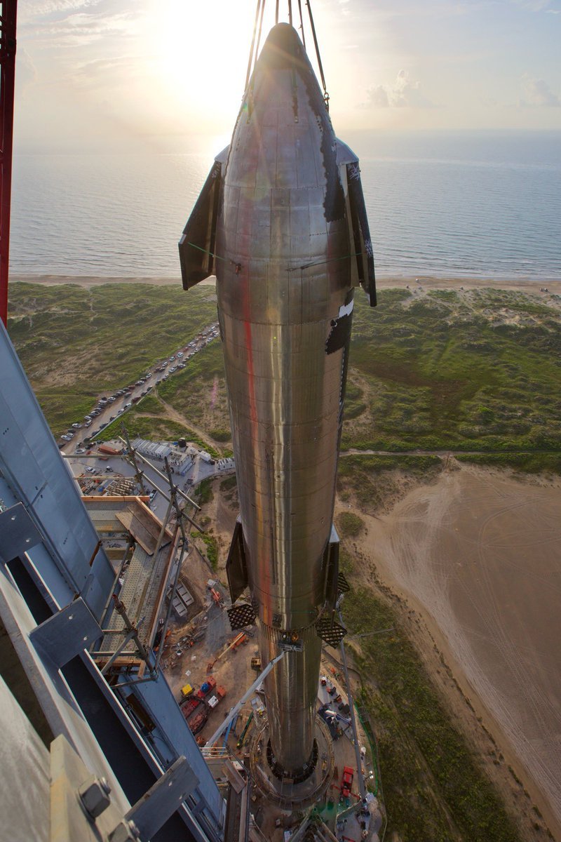 En août dernier pour la première fois, Starship est soulevé sur un booster SuperHeavy. Crédits SpaceX