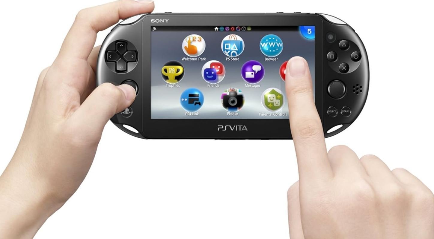 La seconde version de la PS Vita, dotée (entre autres) d'un écran LCD © Sony