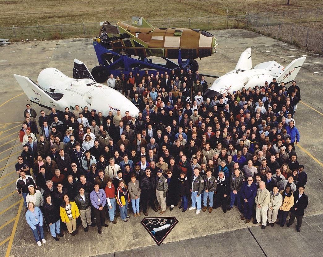 Le jour de la fermeture officielle du programme. On peut voir en fond le squelette de la version qui devait mener des essais en orbite. Crédits NASA