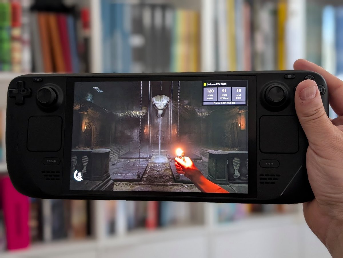Le Steam Deck OLED est le compagnon parfait de GeForce NOW, l'écran OLED 90 Hz compatible HDR permet de profiter des jeux avec les réglages poussés au maximum, et d'une autonomie maximale puisque le rendu est effectué sur le cloud. © Colin Golberg