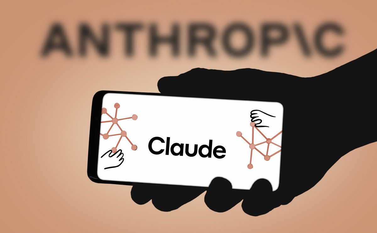 L'IA Claude apparaît sur un smartphone, avec la marque Anthropic en fond © Shutterstock