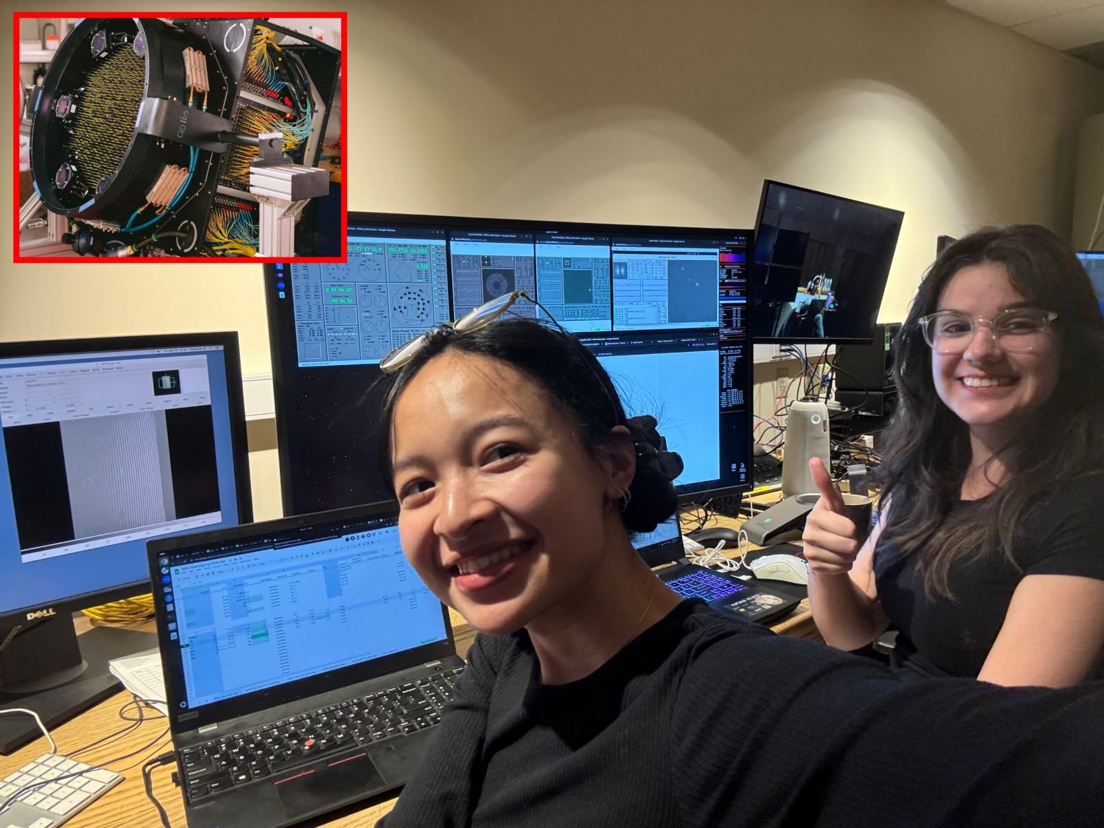 Image principale : Les étudiants Ha Do (à gauche) et Natalie Orrantia (à droite) observent l’étoile Ancient Immigrant. Encart : Le télescope Irenee duPont abrite le volet ciel austral du SDSS-V, qui effectue un relevé rapide du cosmos. Ce télescope a été modernisé grâce à une nouvelle suite d’instruments et un nouveau plan focal robotisé pour permettre le déploiement du SDSS-V (photo de gauche).   - ©Ha Do (Université de Chicago) ; Encart : Collaboration SDSS