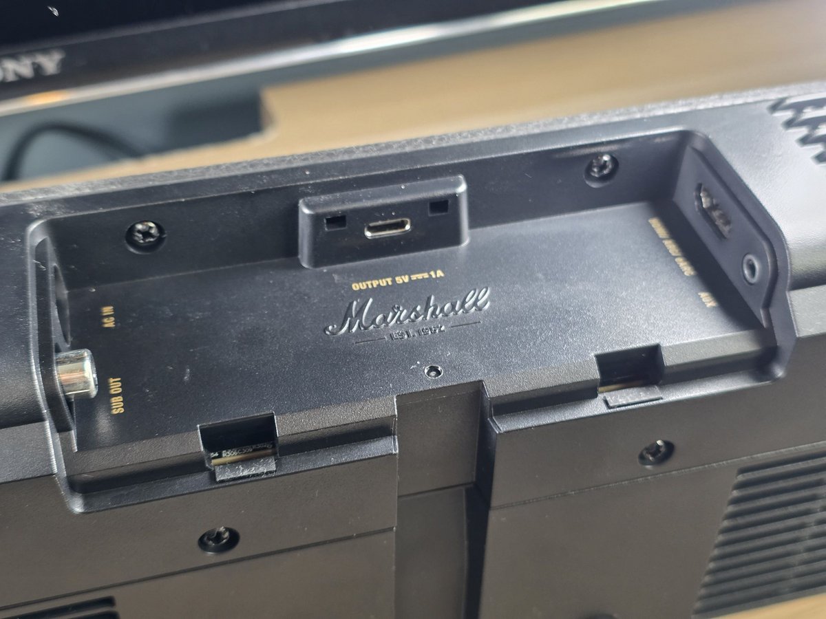 La connectique est minimaliste, mais nous avons tout de même droit à une sortie Sub et une entrée auxiliaire © Guillaume Fourcadier pour Clubic