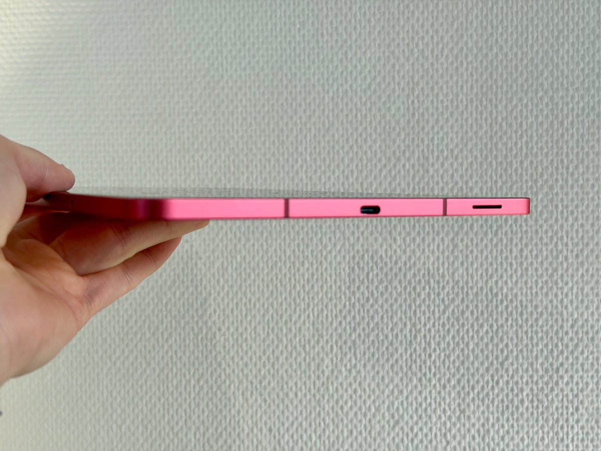 Un unique port USB-C pour la recharge, et un port SIM pour les versions 5G ©Mathieu Grumiaux pour Clubic