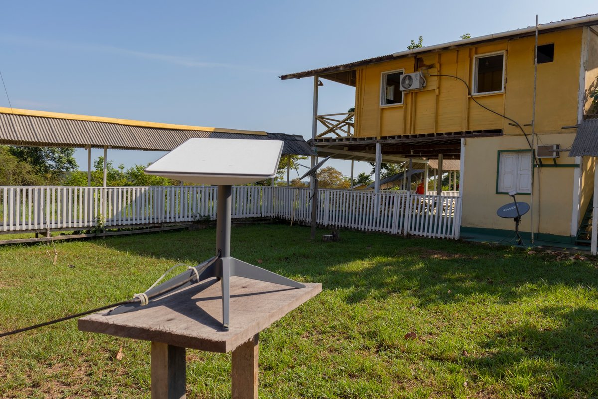 Une antenne Starlink posée dans un jardin © Tarcisio Schnaider / Shutterstock.com