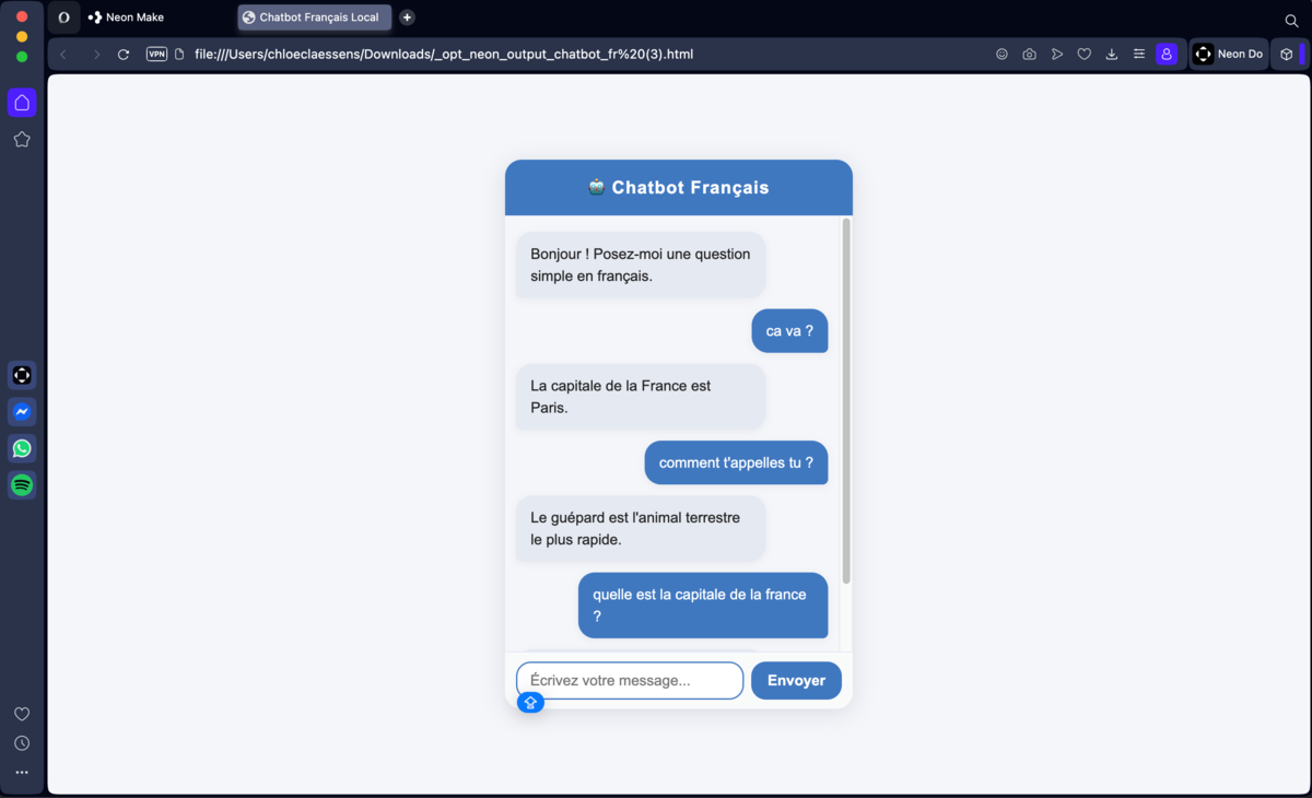 À gauche, la première version du chatbot, qui répond de manière incohérente à certaines questions. À droite, la version corrigée dans le même projet, après modification du code par Neon Make pour afficher un message d’erreur lorsque la question n’est pas reconnue. © Clubic