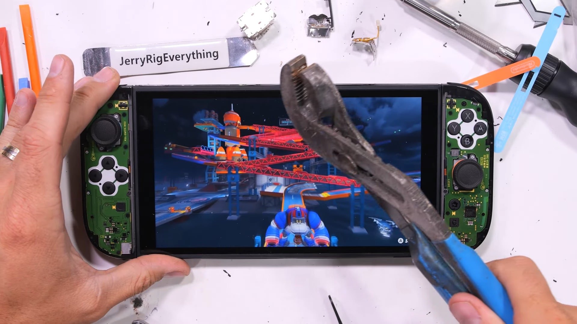 Une torture à regarder... © JerryRigEverything/YouTube