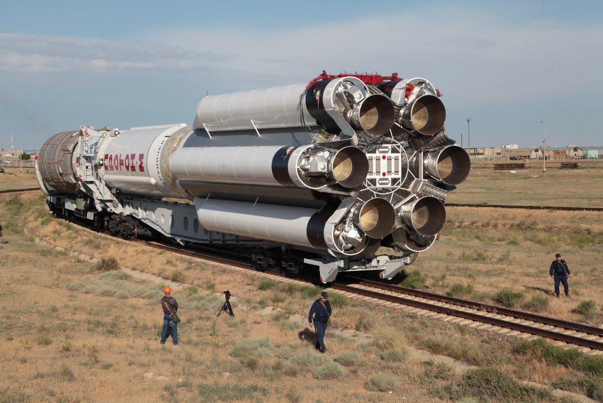 On peut observer l'architecture particulière du premier étage ici, avec le réservoir central et les 6 réservoirs sur les côtés (qui ne sont pas des boosters) © Roscosmos