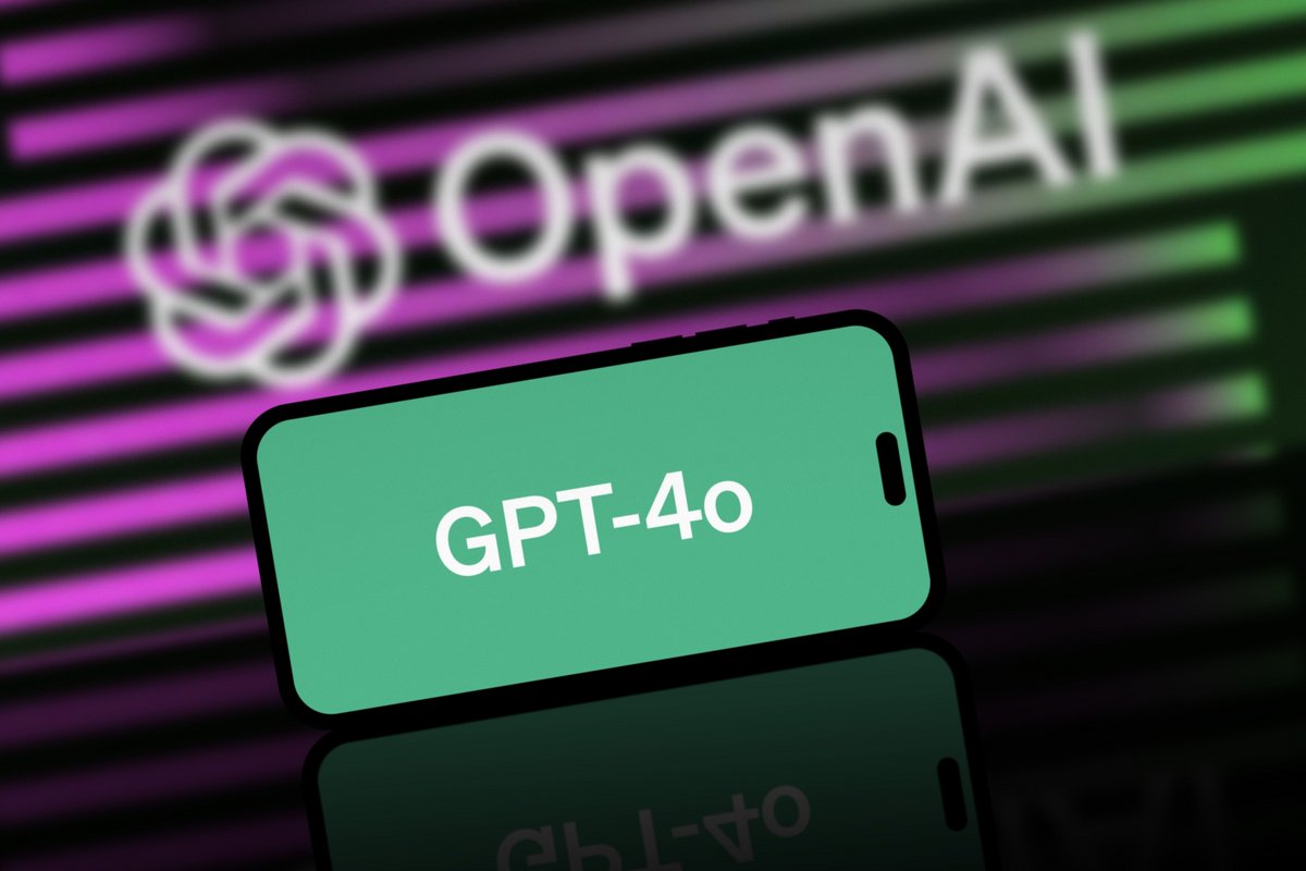 GPT-4o apparaît sur un smartphone, avec le sigle d'OpenAI en fond © Shutterstock