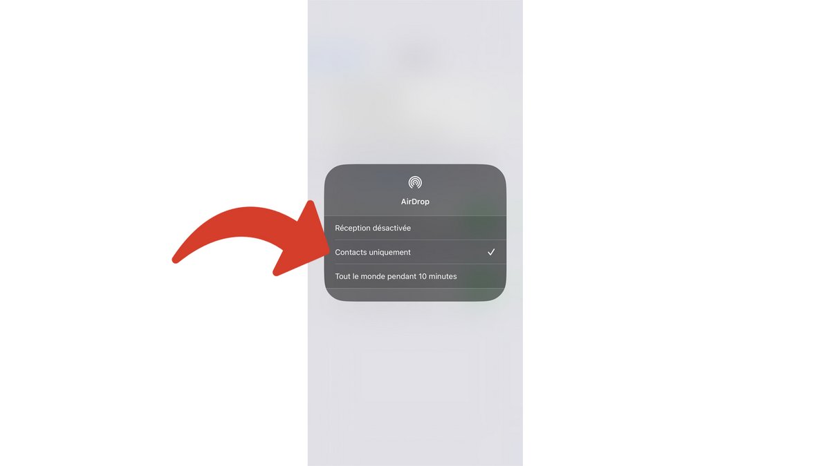 Les réglages de visibilité d'AirDrop dans le Centre de contrôle de l'iPhone © Clubic