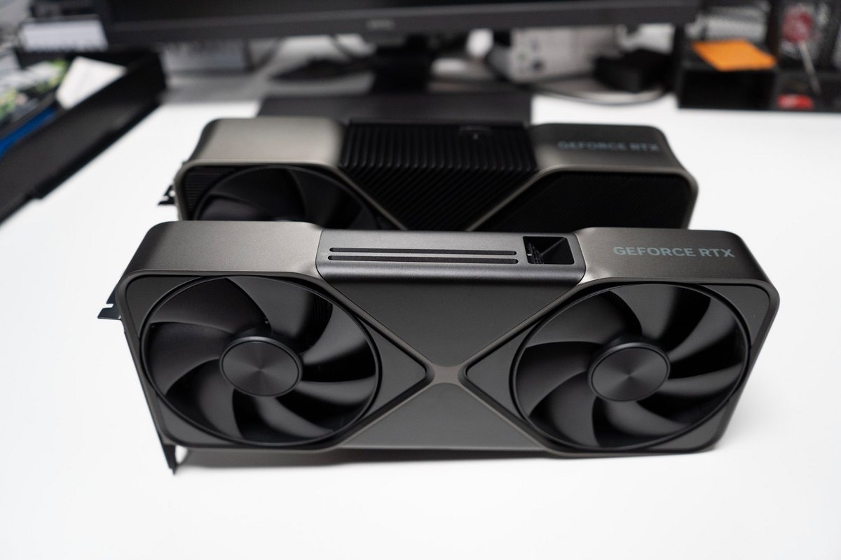 La GeForce RTX 5090 Founders Edition promet d'être une denrée rare © Colin Golberg pour Clubic