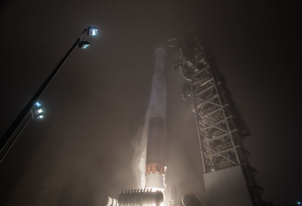 Il faut dire que le climat sur place est propice à la discrétion, quand on voit à peine le haut de la tour de lancement... © United Launch Alliance