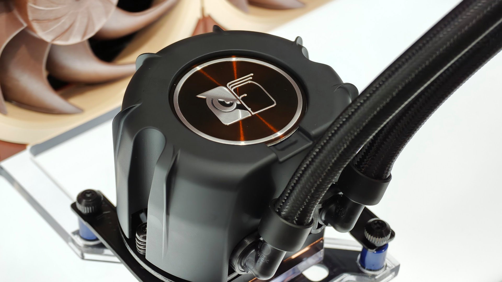 Logo petit chouette de Noctua sur le bloc CPU. ©Colin Golberg pour Clubic