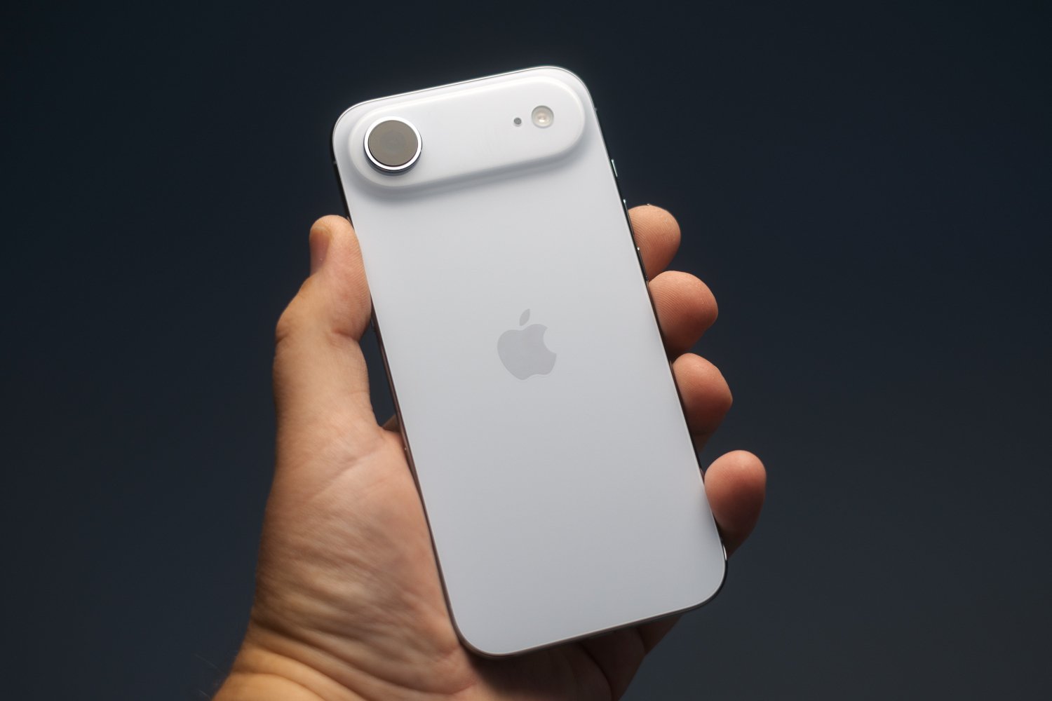 L'iPhone Air en blanc. ©Karlis Dambrans / Shutterstock