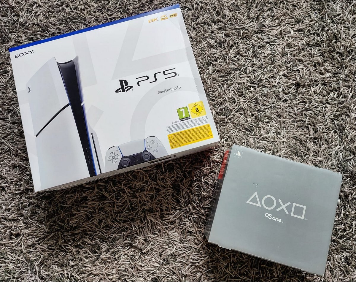 Le packaging de la PS5 Slim, aux côtés de celui (minuscule) de la PSOne © Stéphane Ficca / Clubic