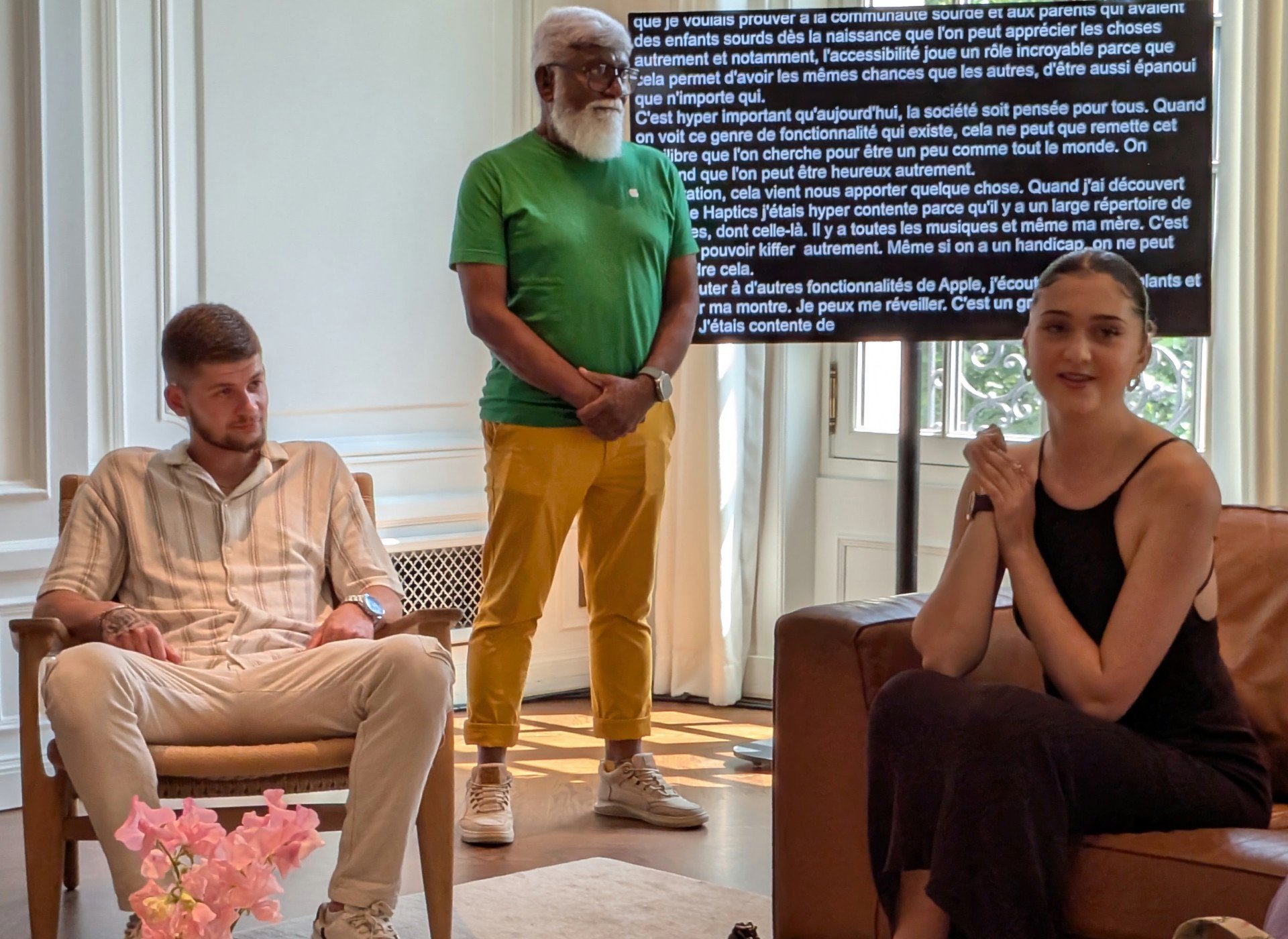 De gauche à droite, Mattéo (rappeur), Patrick (vendeur chez Apple) et Rose Paynel (influenceuse) sont sourds et ont redécouvert la musique grâce à Music Haptics. ©Nicolas Guyot pour Clubic