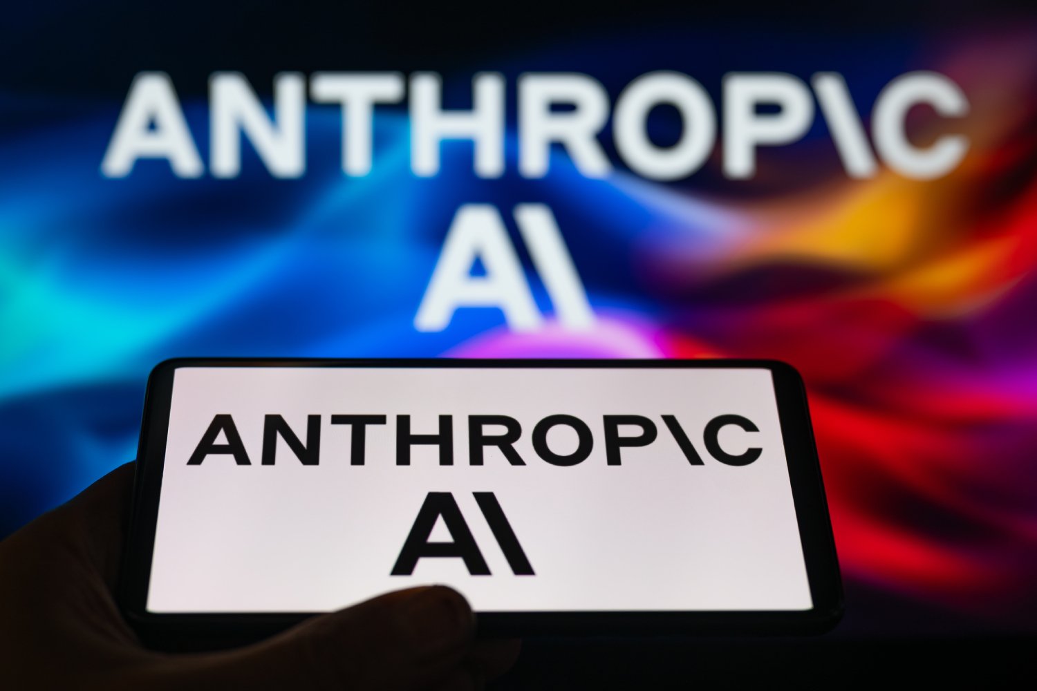 Le logo d'Anthropic apparaît sur un smartphone et enfon © JRdes / Shutterstock.com