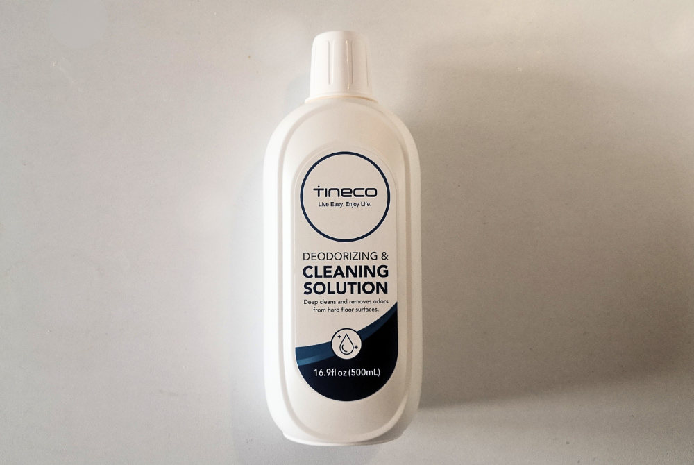 Chez Tineco, pas d'alternative, l'usage de la solution lavante ci-dessus est obligatoire © Clubic   