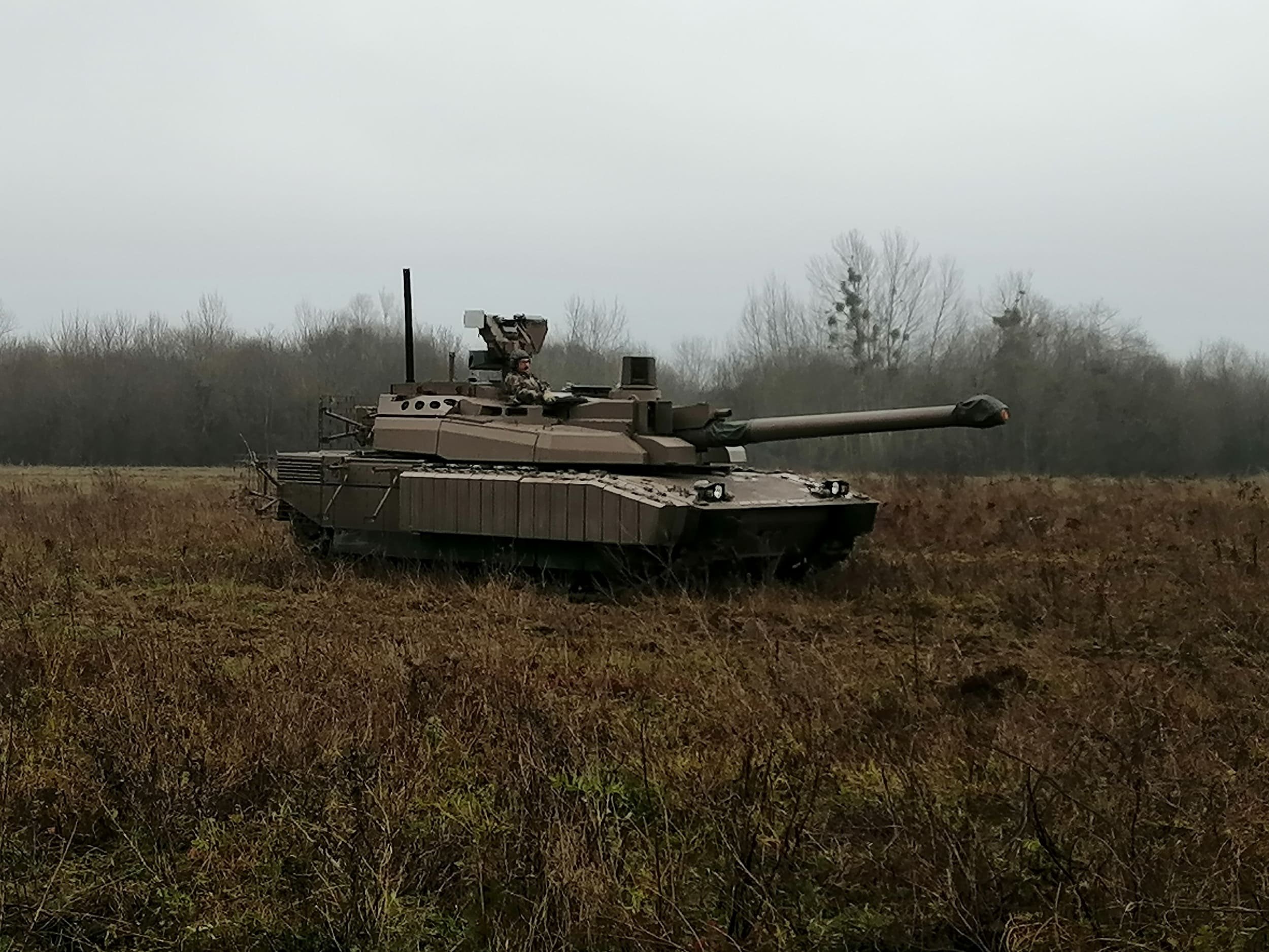 Un char Leclerc rénové XLR : sa visée commandée par IA est le petit objet rond qui se trouve le plus en hauteur sur l'image © Ministère des Armées