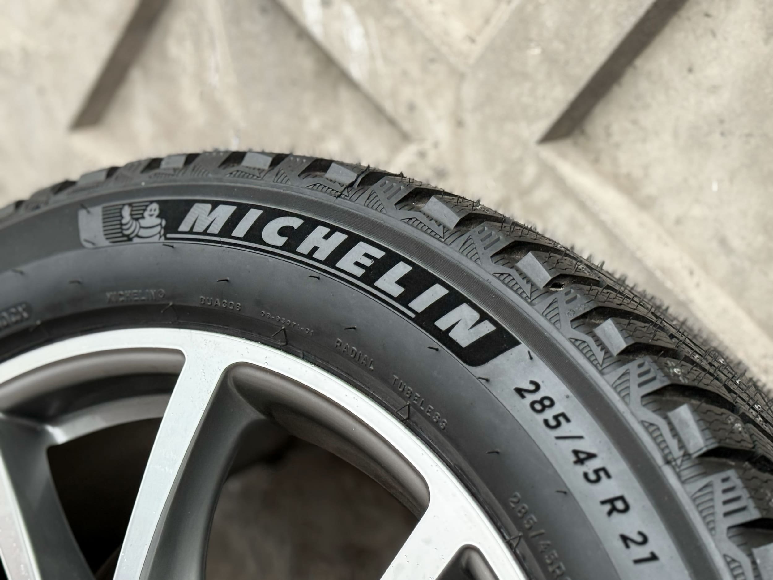 Michelin et le CNRS s'associent pour concevoir les matériaux polymères et caoutchoucs de demain. © DiPres / Shutterstock