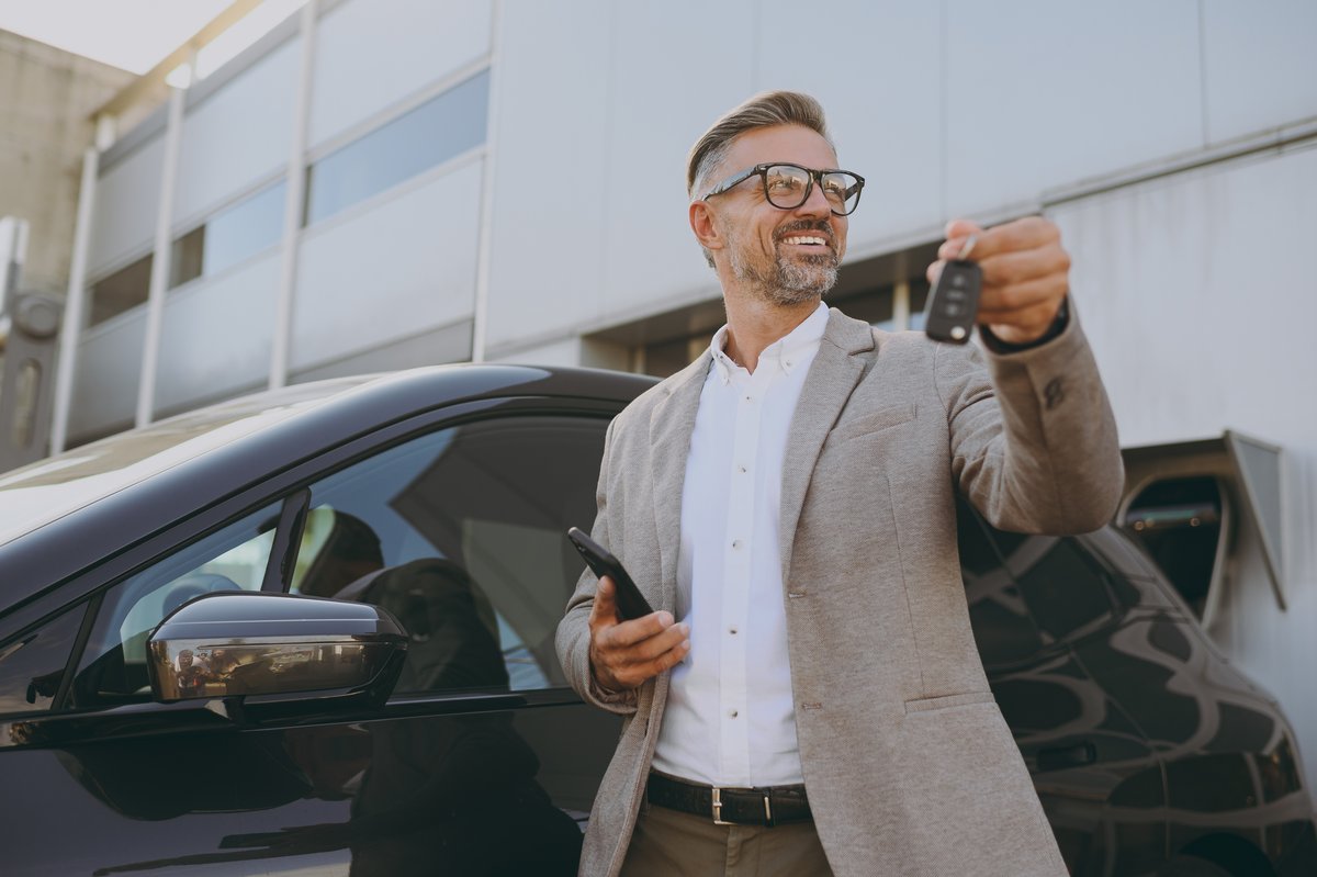  Louer une voiture sur Getaround est beaucoup moins cher que de louer dans une agence traditionnelle. © ViDI Studio / Shutterstock