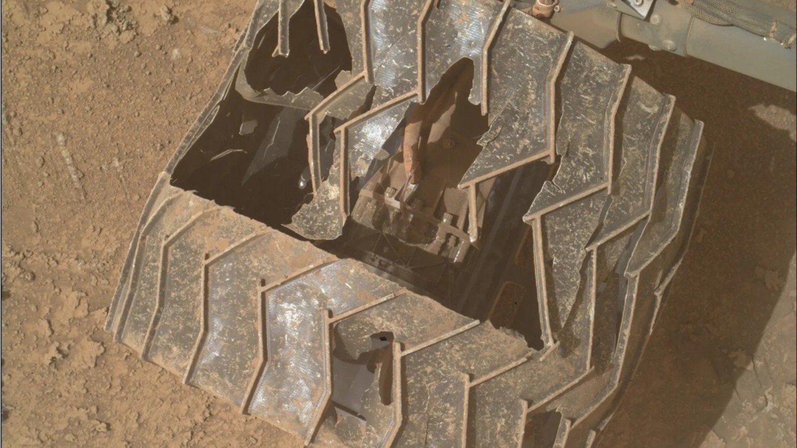 Curiosity roule toujours, mais ses pneus métalliques se sont entaillés au fil des sols parcourus - ©NASA/JPL-Caltech/MSSS