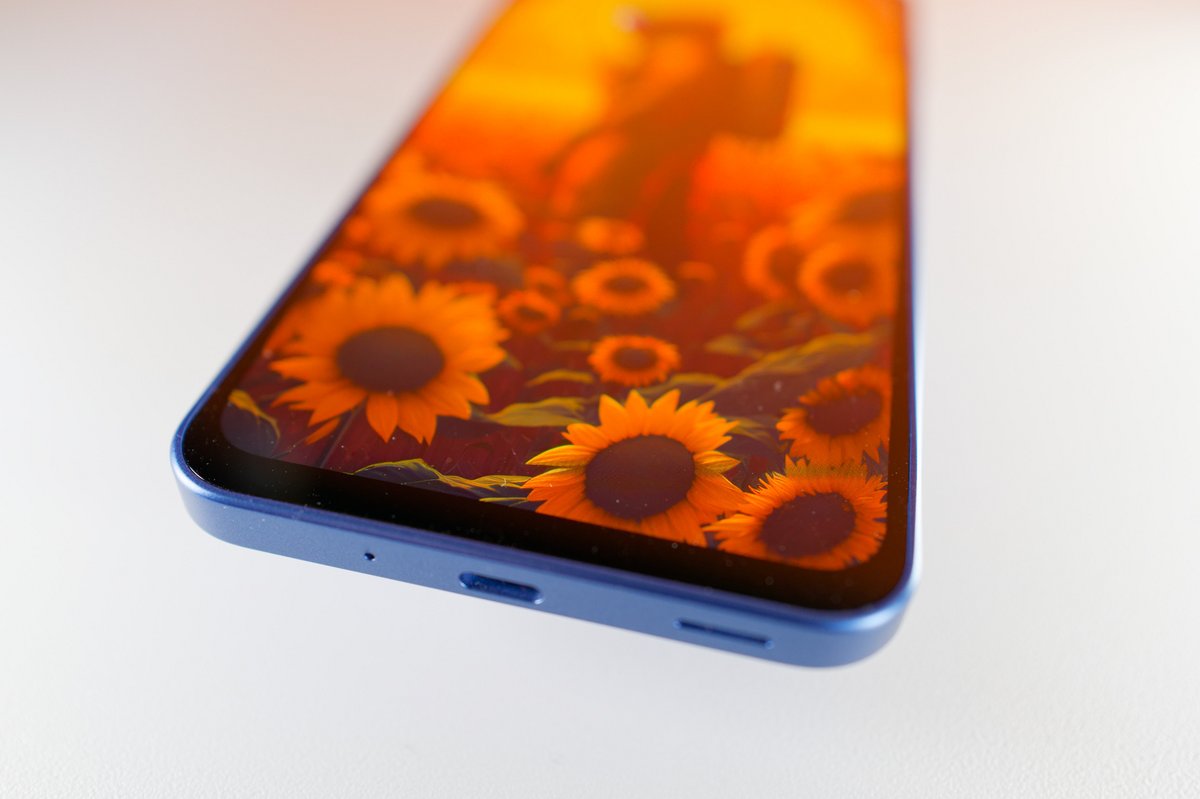 Les bordures noires entourant l'écran ne sont pas d'une finesse exceptionnelle, notamment à sa base (le "menton") Samsung Galaxy A17 5G © Marc Mitrani pour Clubic