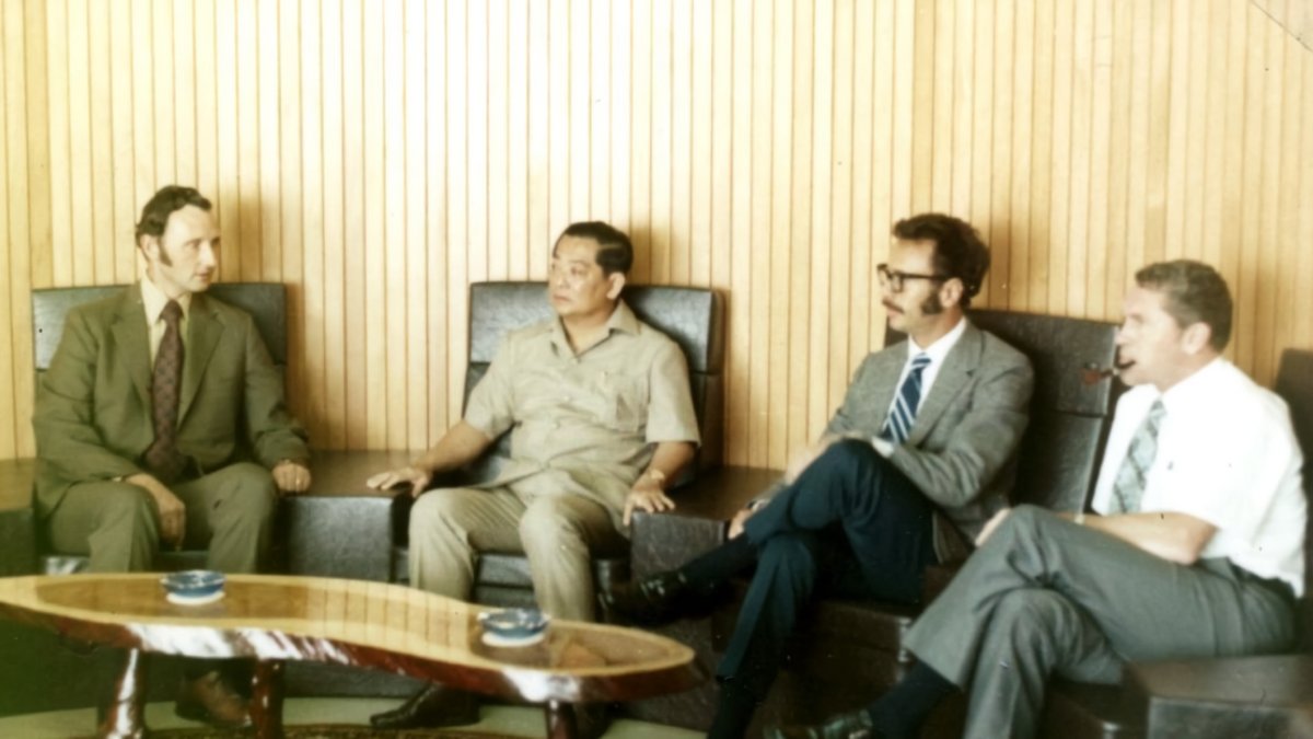 Les représentants d'Intel rencontrent Dr. Lim de la Penang Development Corp. en 1972 © Intel