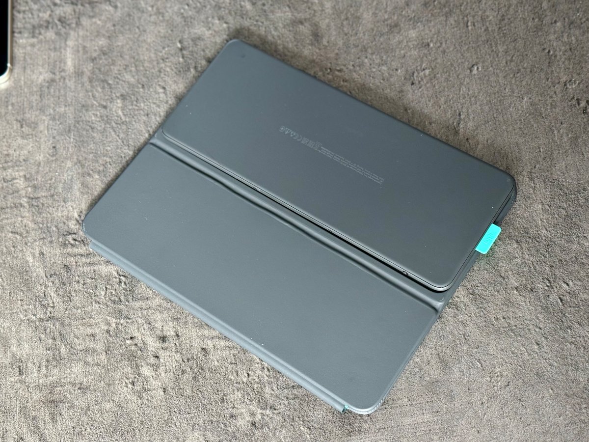 Le clavier vient se coller au dos de la tablette, très utile pour le transport © Mathieu Grumiaux pour Clubic