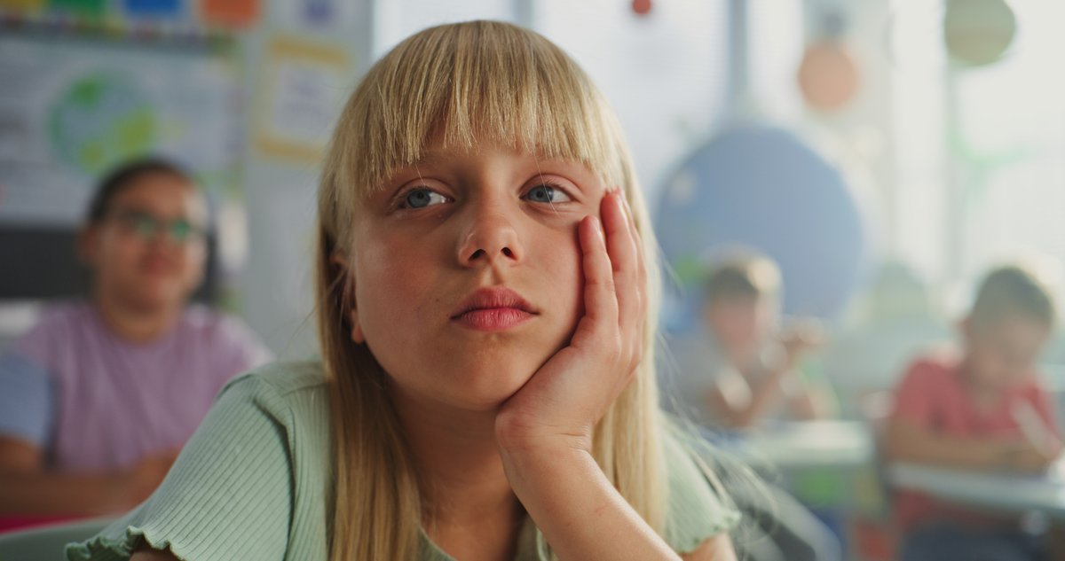 L'école devrait-elle devenir le dernier lieu au monde où l'IA est totalement interdite pour protéger le développement intellectuel des élèves ?  © Frame Stock Footage / Shutterstock