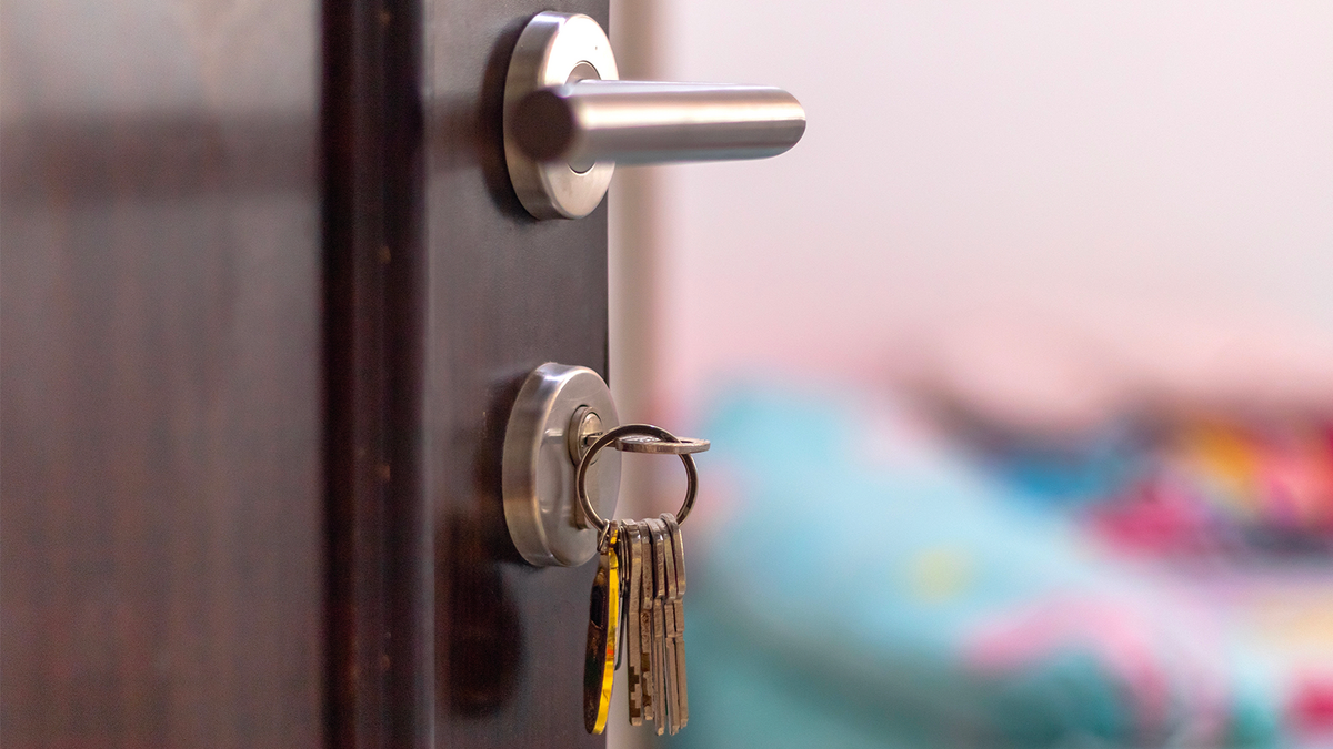Partir en voyage, c'est aussi penser à sécuriser son logement avant de fermer la porte. ©Shutterstock