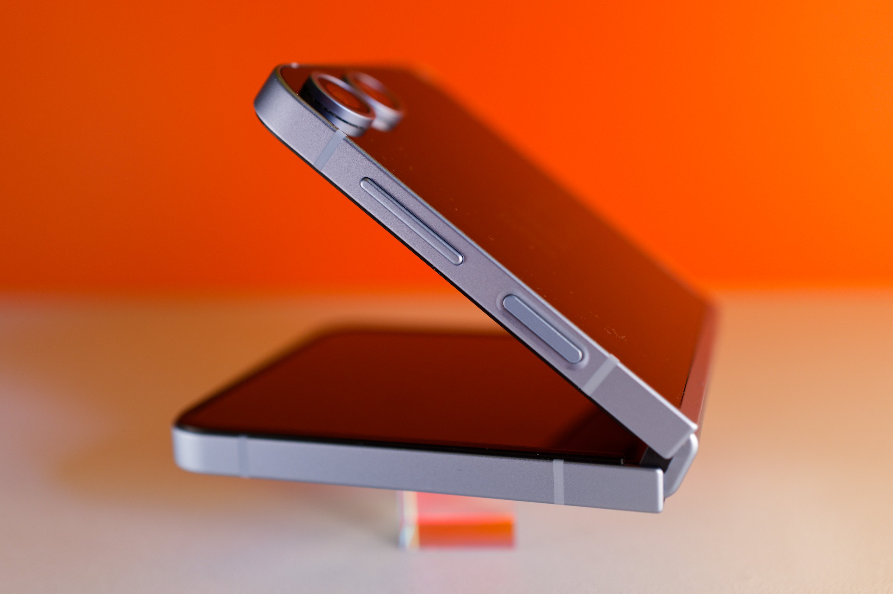 Le Galaxy Z Flip 7 nous en apprend un peu plus à son sujet. © Marc Mitrani pour Clubic