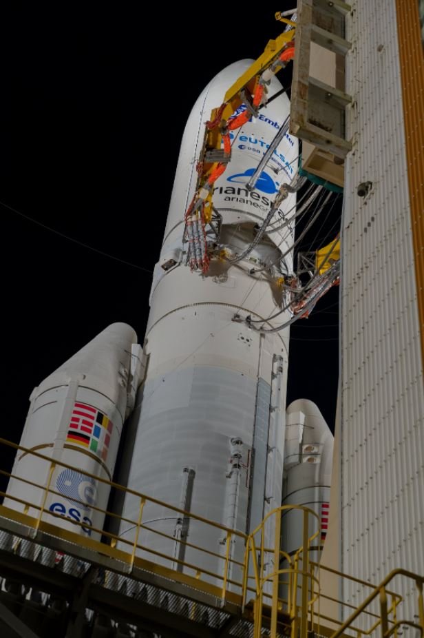 Ariane 5 sur son site de lancement. Elle manquait dans le paysage des lanceurs mondiaux... Crédits ESA/S.Corvaja