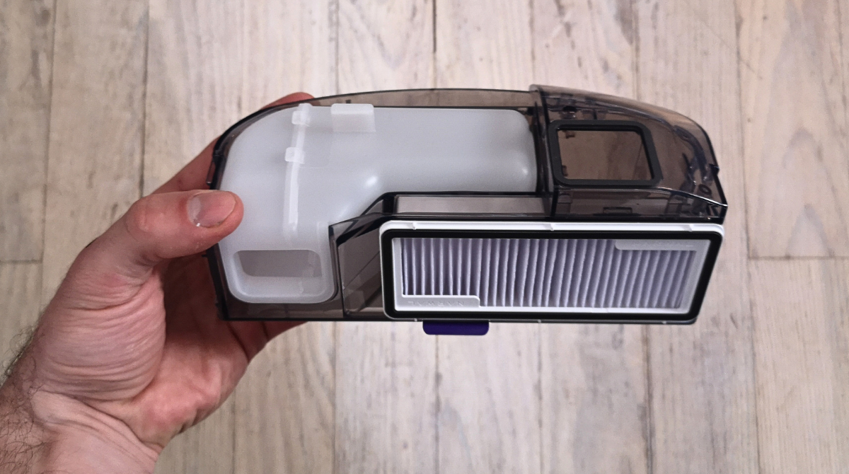 Comme beaucoup d'autres modèles, le Freo Z10 Ultra de Narwal est doté d'un filtre au niveau du collecteur intégré dans le robot. © Julien Gilbert pour Clubic