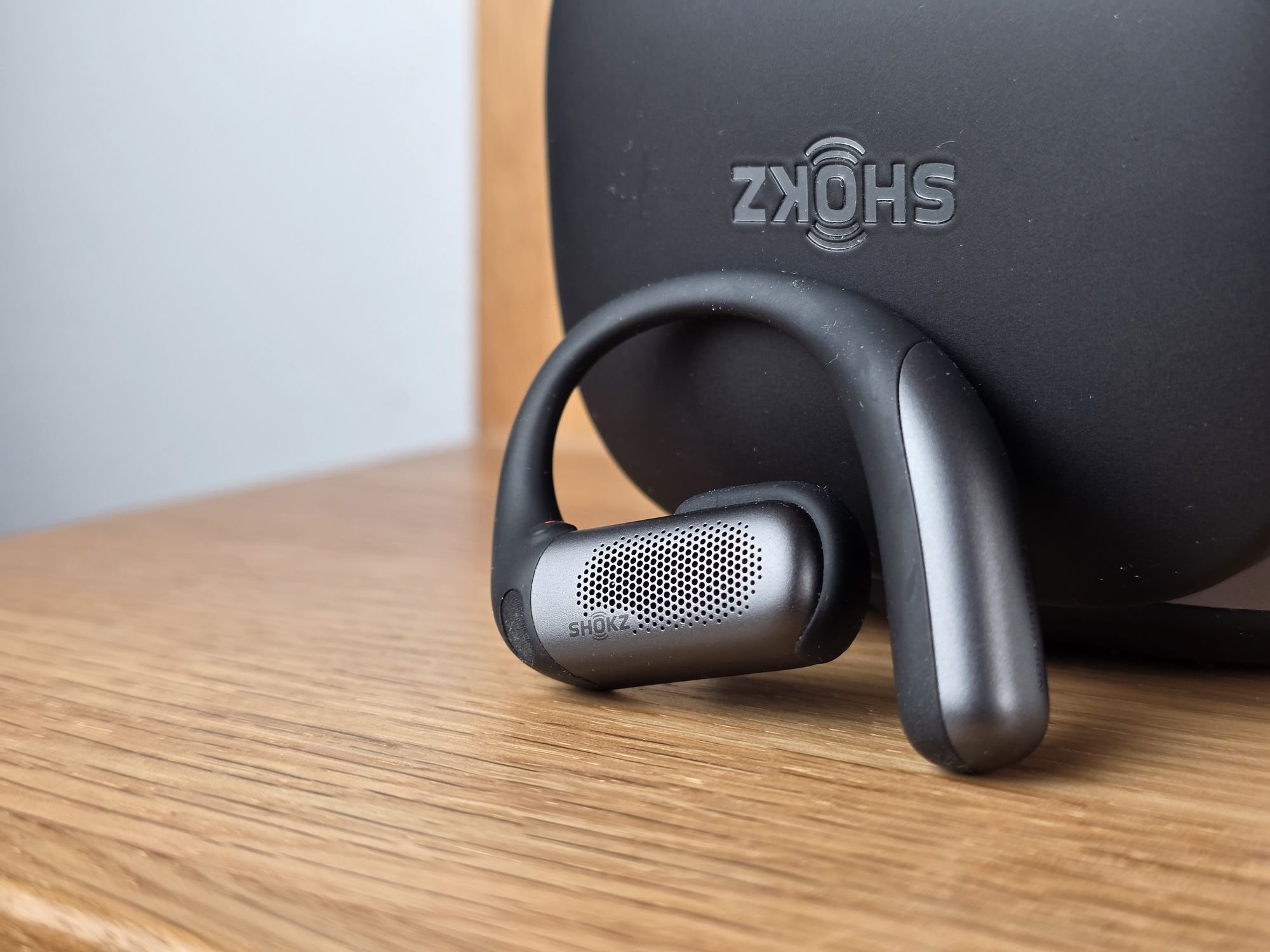 Plus premium que les OpenFit  2, les OpenFit Pro ont un aspect moins sportif, malgré des capacités équivalentes © Guillaume Fourcadier pour Clubic