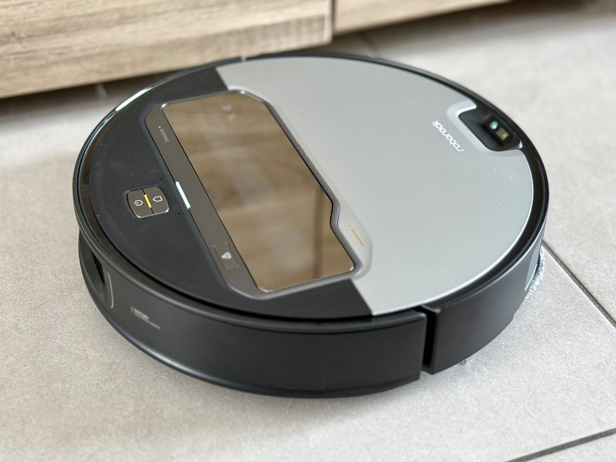 Un robot aspirateur assez compact malgré la pince à l'intérieur © Mathieu Grumiaux pour Clubic