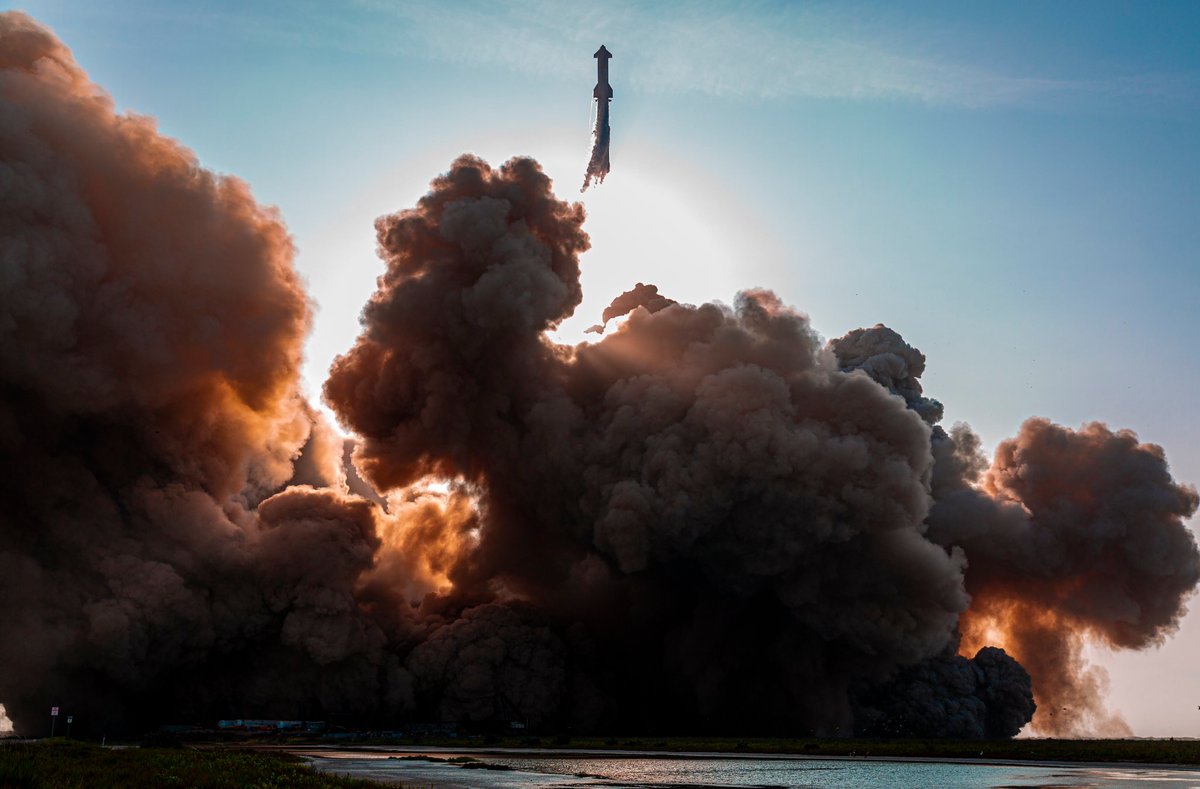 Starship s'est envolée, mais le nuage et le débat ne sont pas encore retombés. Crédits SpaceX