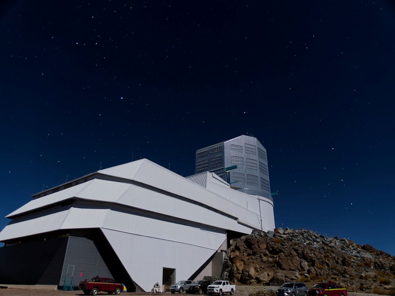 Vue de l'observatoire Rubin sous un ciel nocturne, sur le Cerro Pachón au Chili en avril 2025 - ©RubinObs/NOIRLab/SLAC/DOE/NSF/AURA/W. O'Mullane