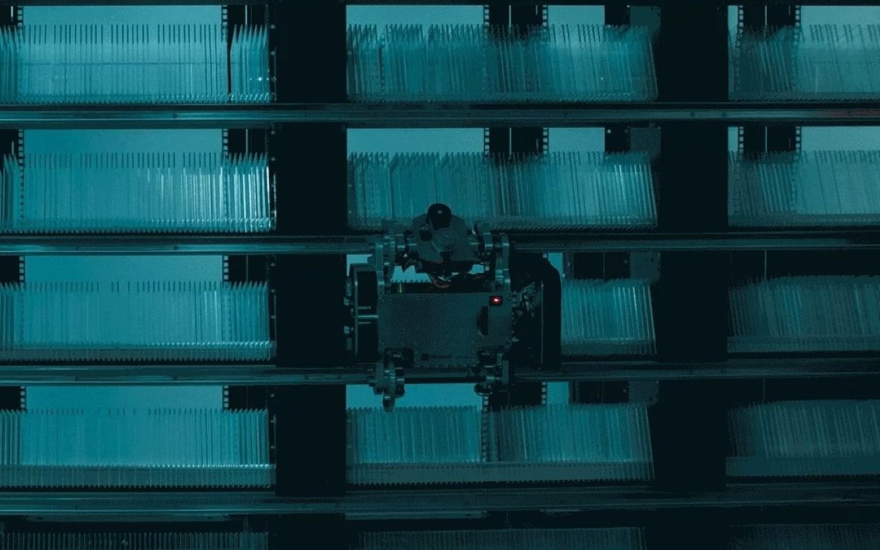 La gravure sur du verre, coeur du projet Silica de Microsoft, est une technologie d'archivage froid, pensée pour les datacenters qui doivent garder des données pendant des décennies sans y toucher - ©Microsoft