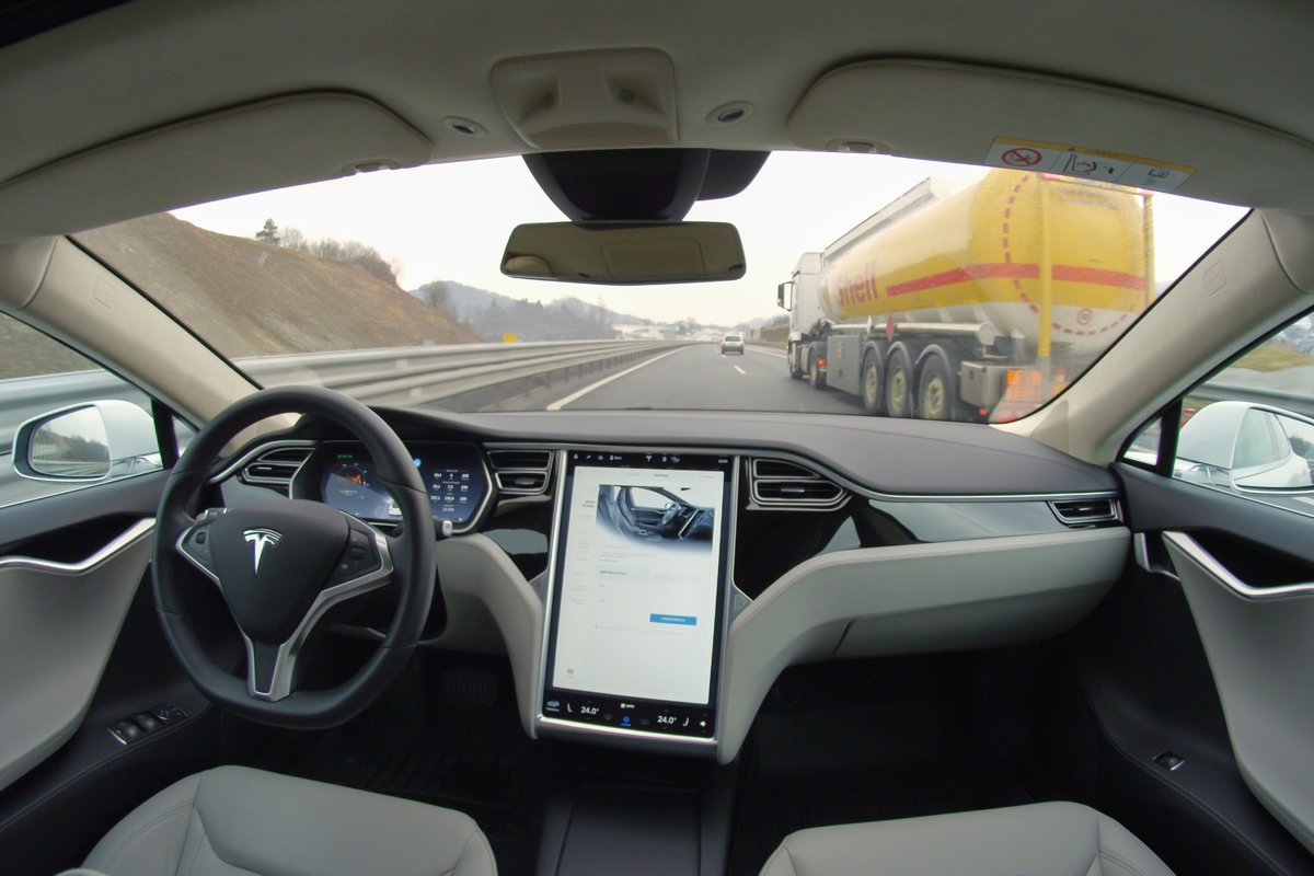 L'intérieur d'un véhicule Tesla sans chauffeur. © Flystock / Shutterstock