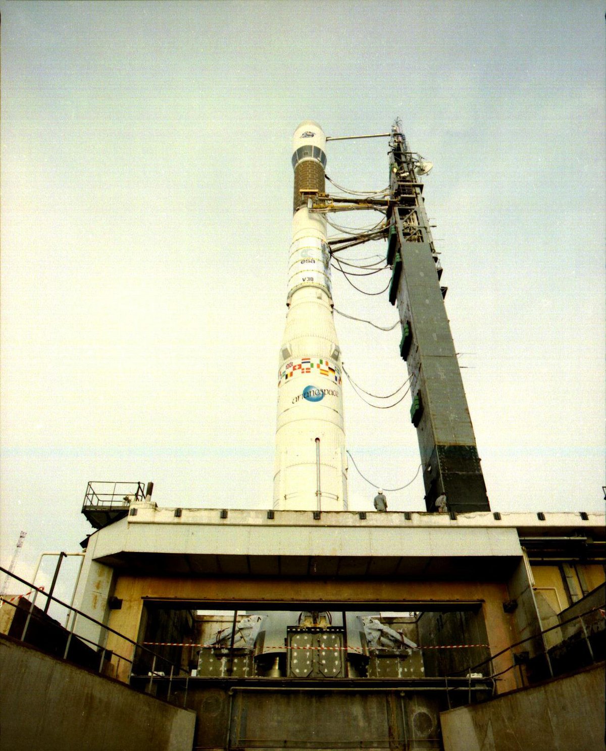 Ariane 2 avant son lancement. Succédant à Ariane 1, ce petit lanceur aura eu la plus courte carrière de toutes les fusées Ariane. Mais, avec Ariane 3, il aura permis de renforcer la base industrielle et de développer les technologies indispensables au développement d'Ariane 4. Crédit: Arianespace