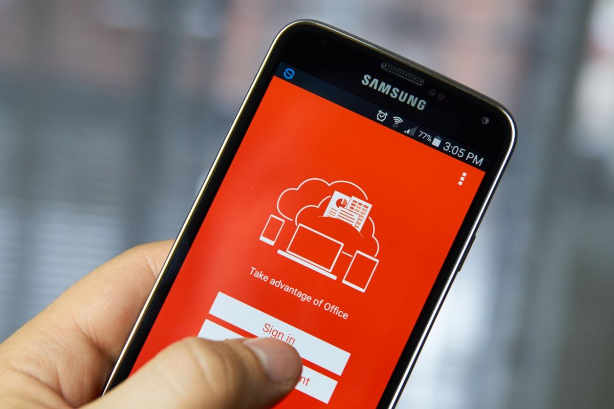 Les utilisateurs d'Office pour Android vont pouvoir sauter l'étape de la connexion à leur compte Microsoft, pour un usage limité cependant - ©dennizn / Shutterstock
