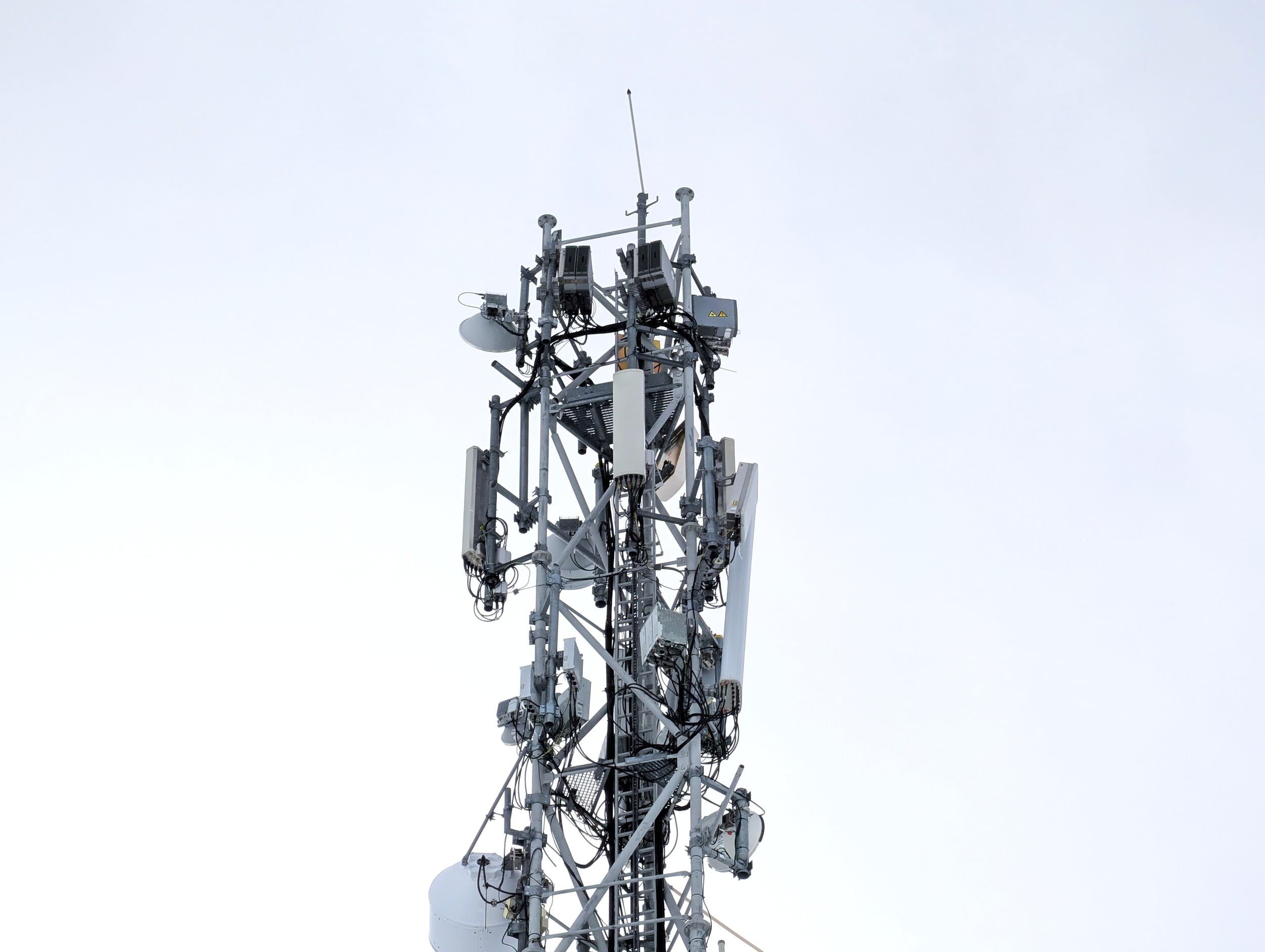 Un pylône avec des antennes mobiles, à 2 700 m d'altitude à l'Alpe d'Huez. © Alexandre Boero / Clubic